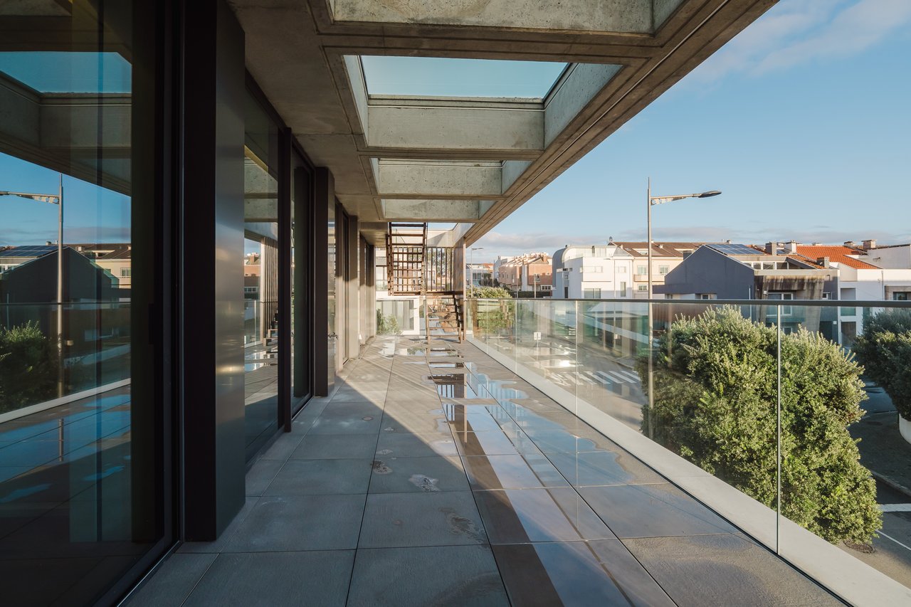 Elegant 3-Bedroom Sea-View Apartment with Large Terrace & Rooftop Pool in Vila Nova de Gaia