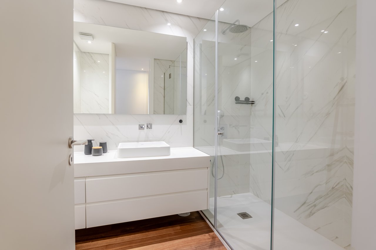 Elegant 2-Bedroom Apartment with Private Patio, Parking & Short-term Rental (AL) License in Central Porto