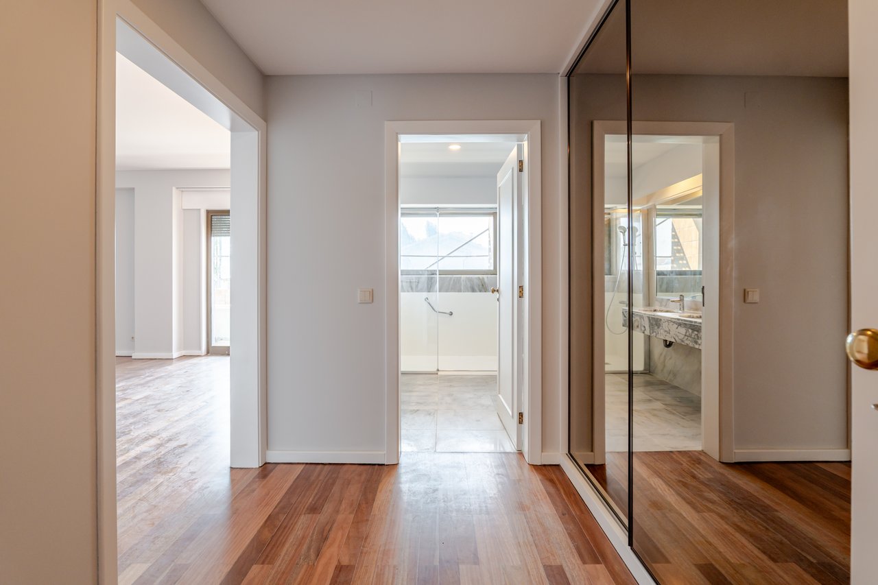 Luxury 5-Bedroom Apartment with Balcony & Private Garage in Foz do Douro, Porto