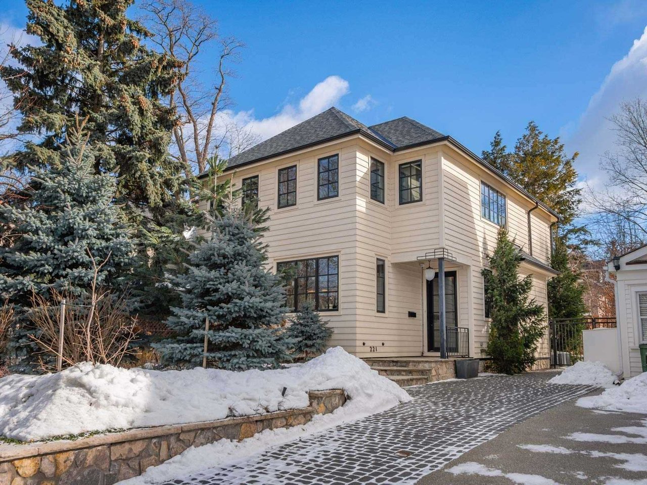 221 Kingswood Rd