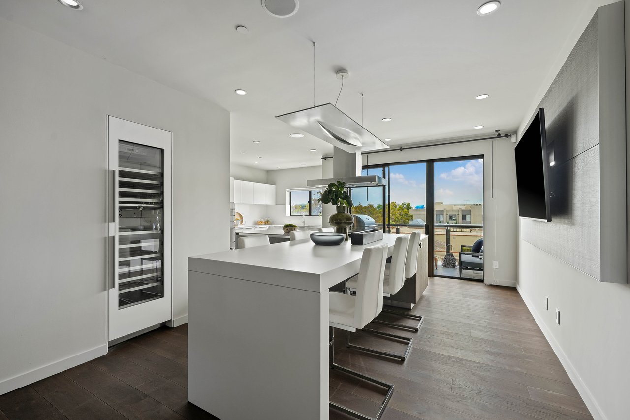 121 S Canon Dr #302, Beverly Hills