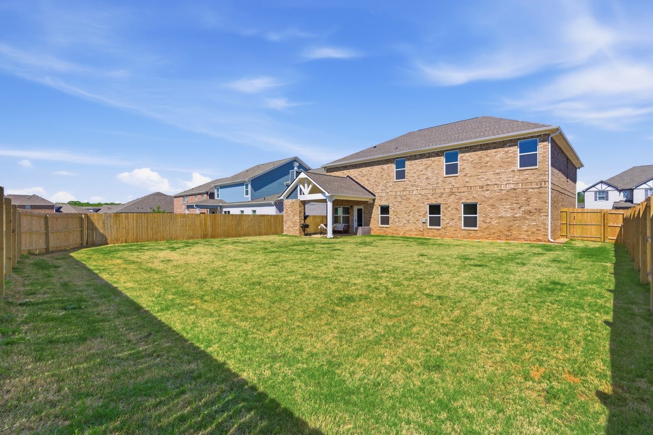 Immaculate 5BR Home with Outdoor Fireplace & Community Pool