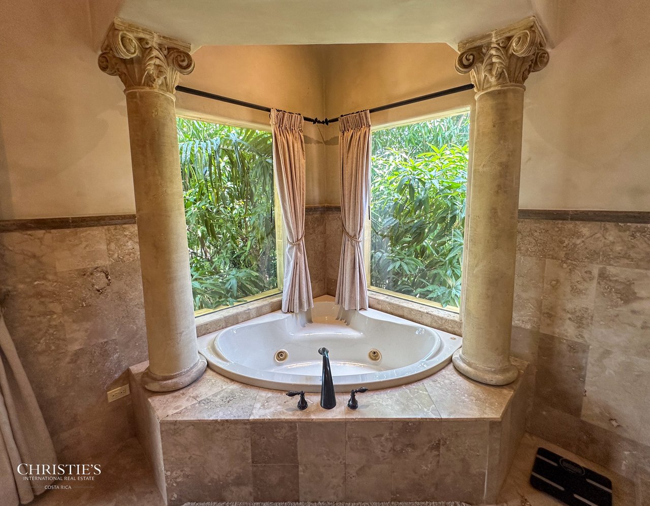 Golf-Front Tuscan-Style Estate – Villa Tuscana