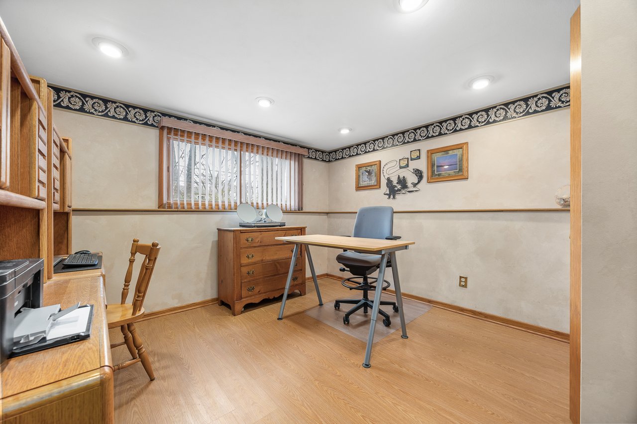 8000 Oakview Lane, Woodridge