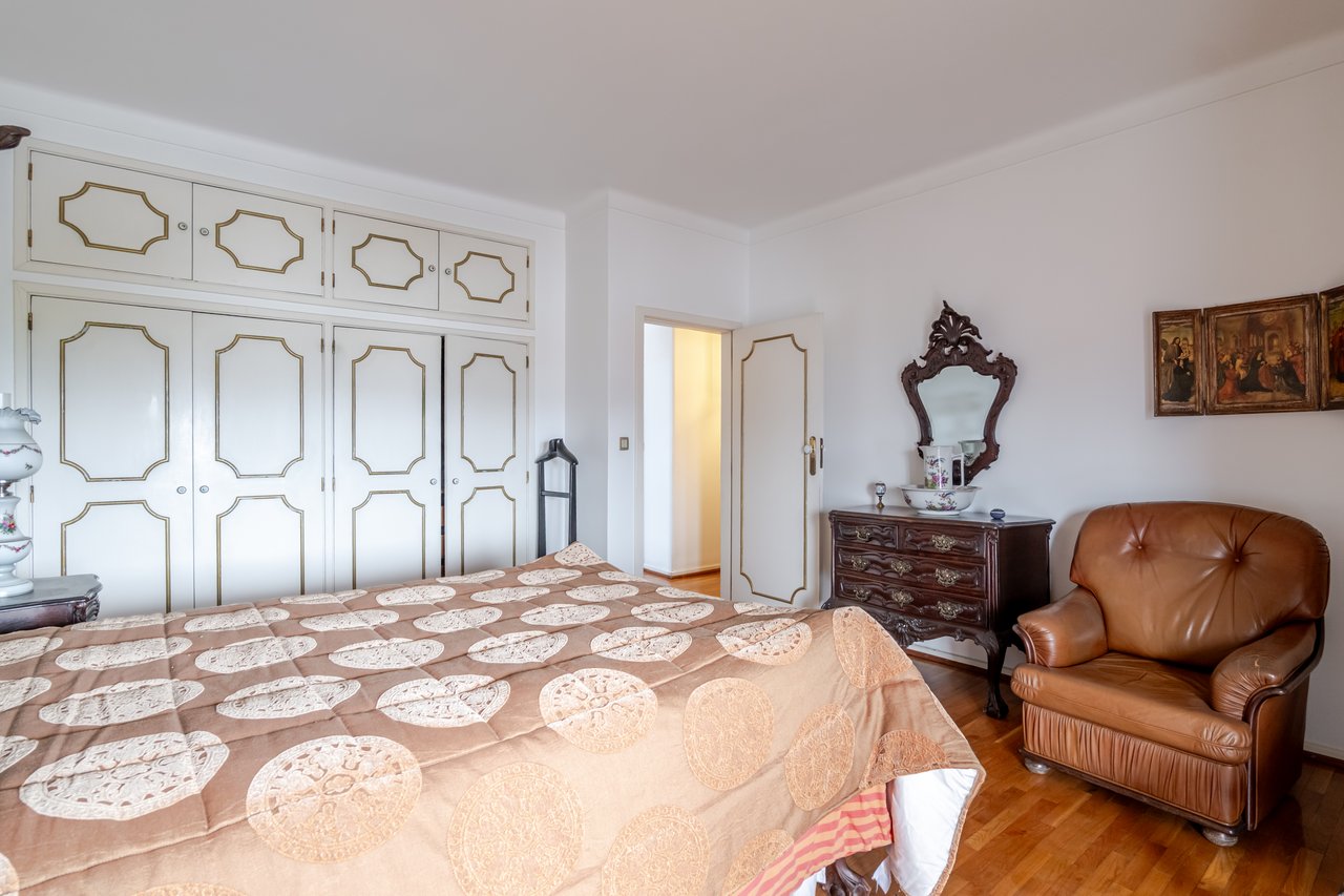 Rustic Four-Bedroom House with Private Land in Folhadela, Vila Real