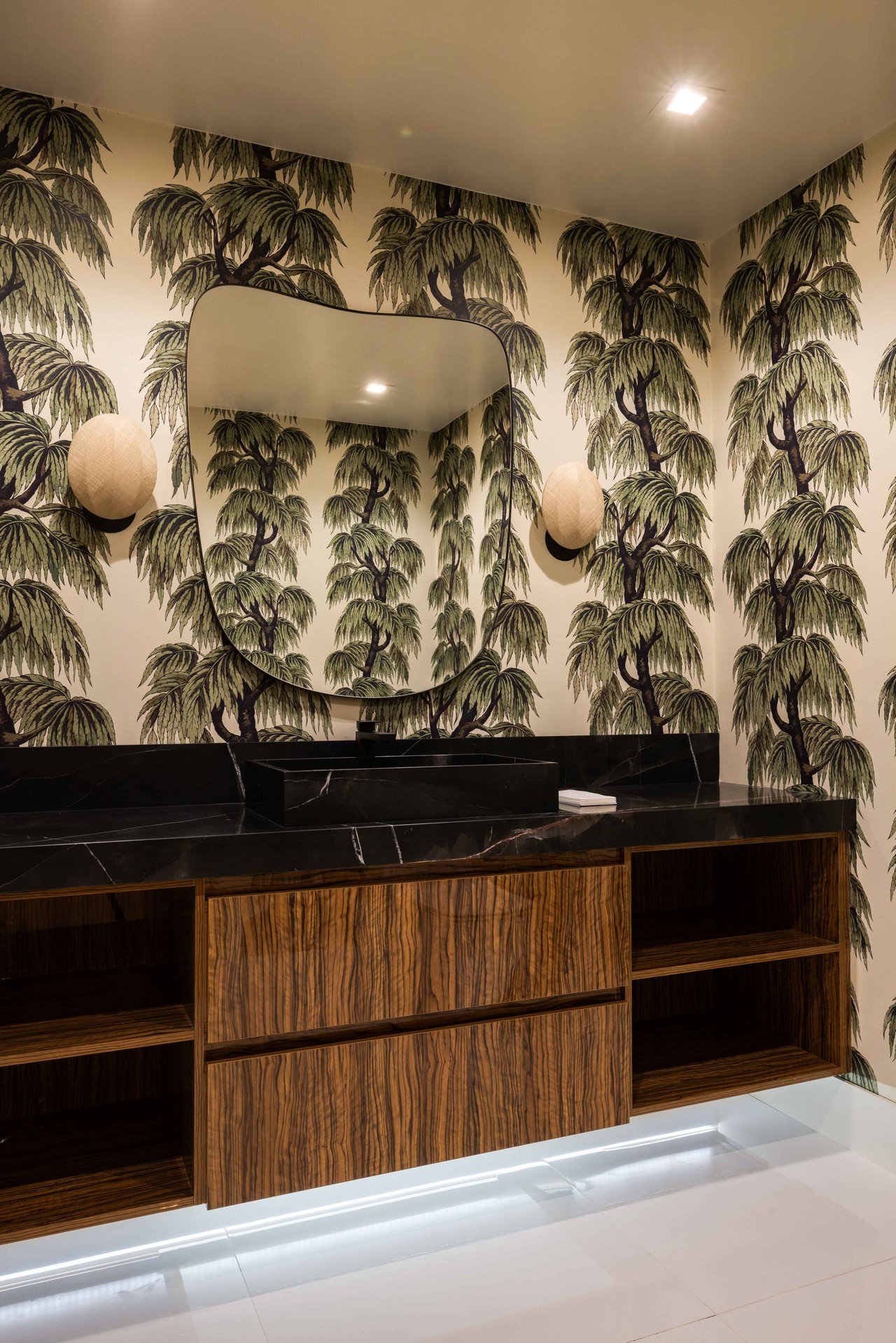 815 N Tigertail Rd, Brentwood