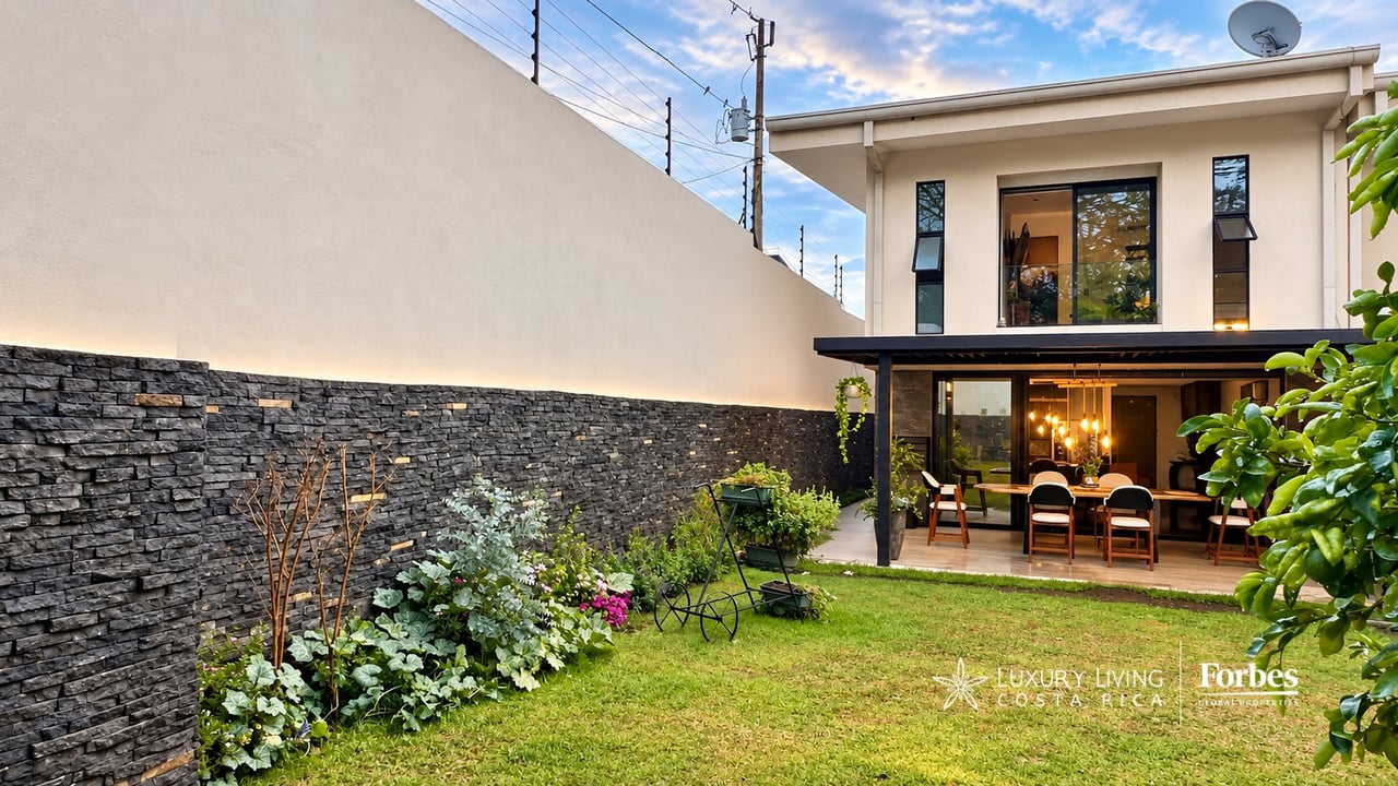 21566 - Contemporary corner home with 3 bedrooms and a garden in Lindora