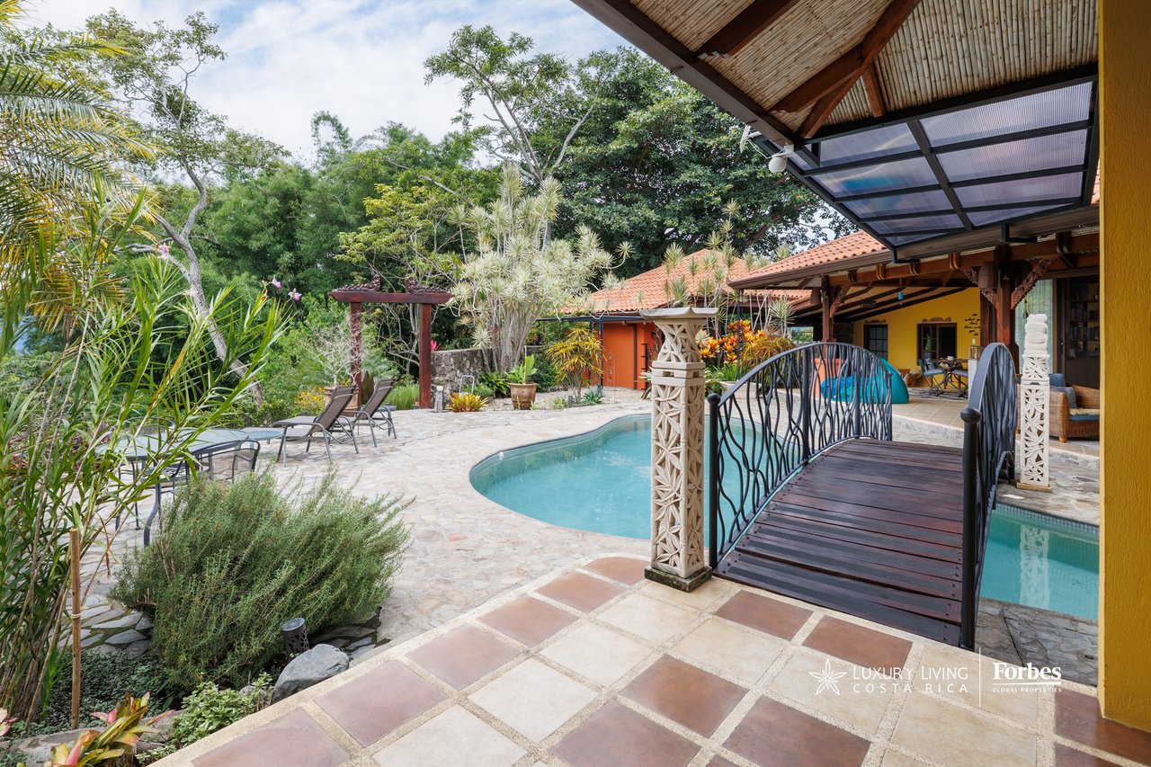 21476 - House: Balinese-Inspired Luxury Home for Sale in Atenas