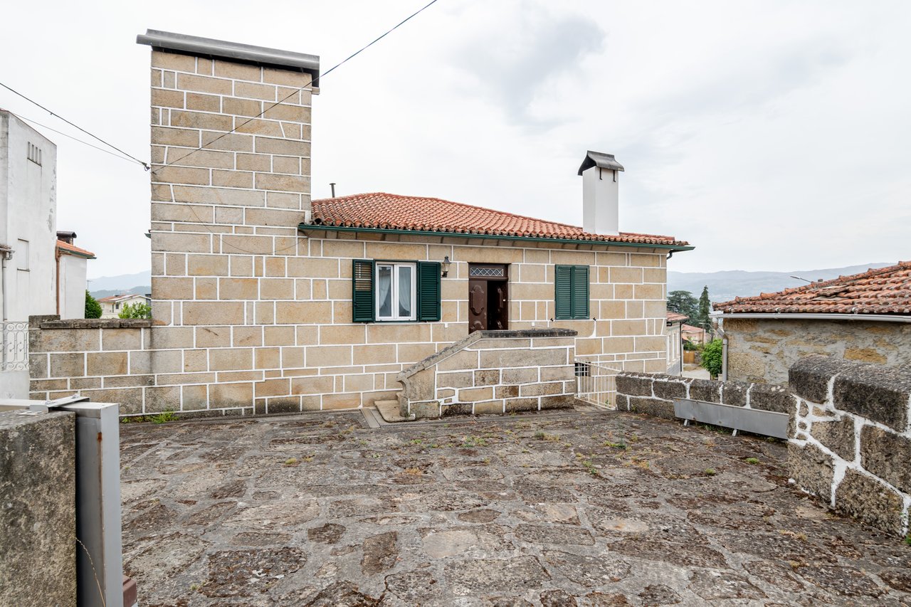 Rustic Four-Bedroom House with Private Land in Folhadela, Vila Real
