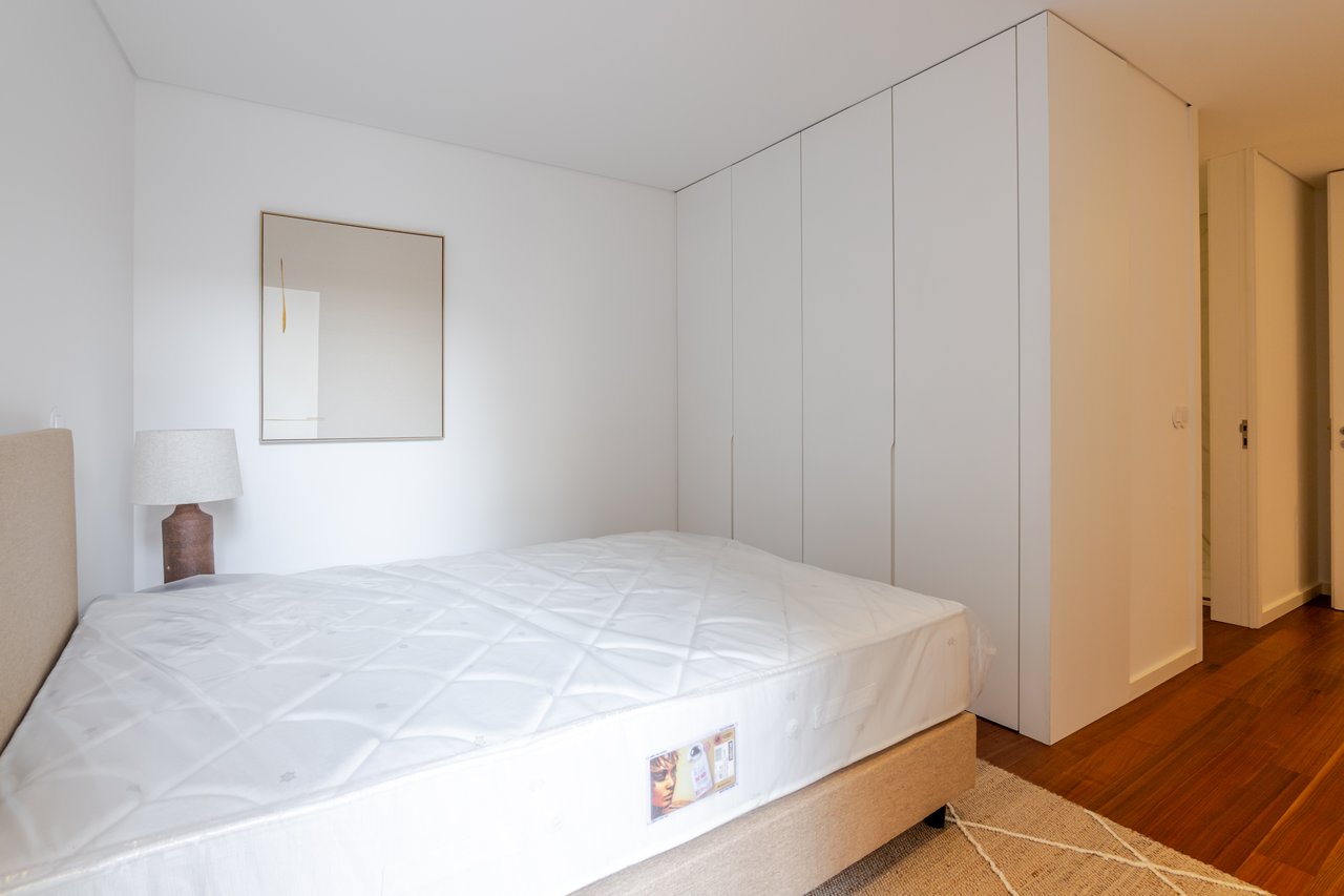 Elegant 2-Bedroom Apartment with Private Patio, Parking & Short-term Rental (AL) License in Central Porto