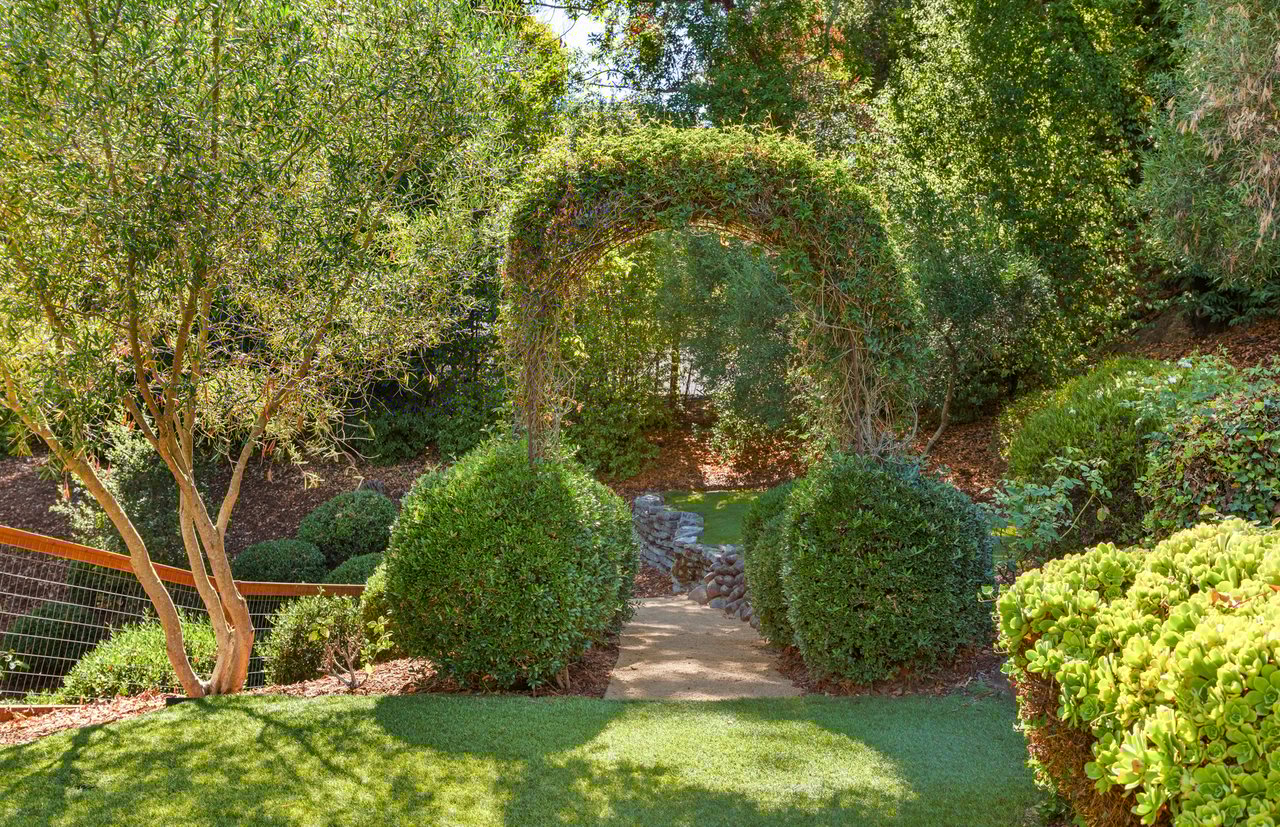 Private, Modern Compound in Premier Ross Location