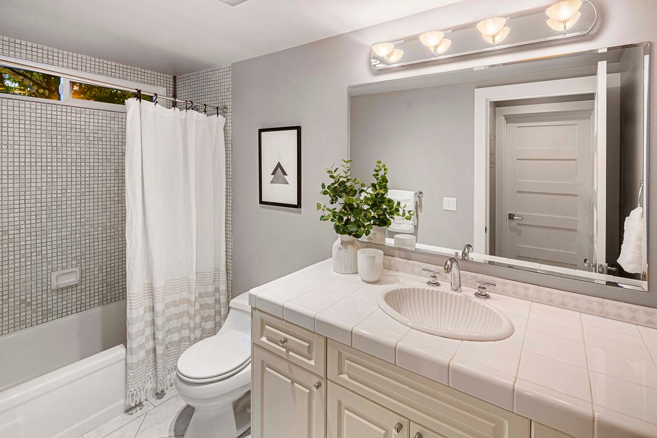 827 Lake Street S Unit: 208