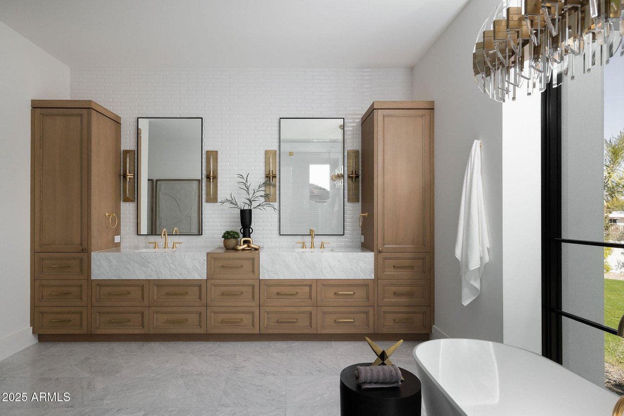 6512 E HUMMINGBIRD Ln