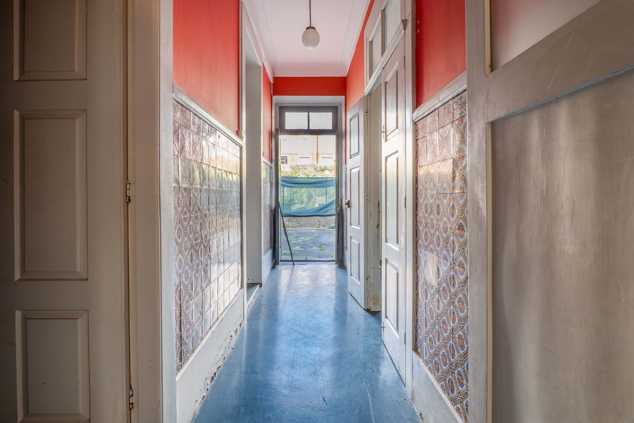 Historic Home for Restoration in Matosinhos, Porto – Prime Coastal Investment Opportunity
