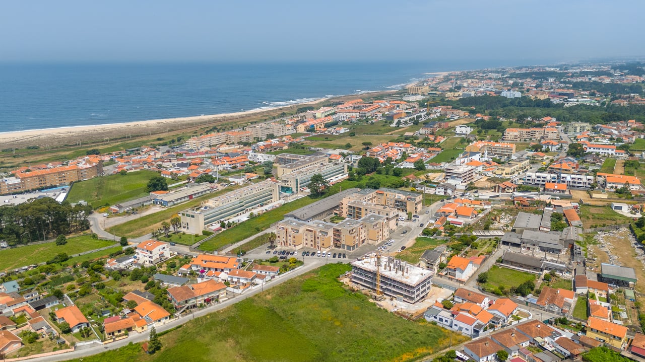 Contemporary Ground-Floor T2 with Private Terrace in Coastal Espinho