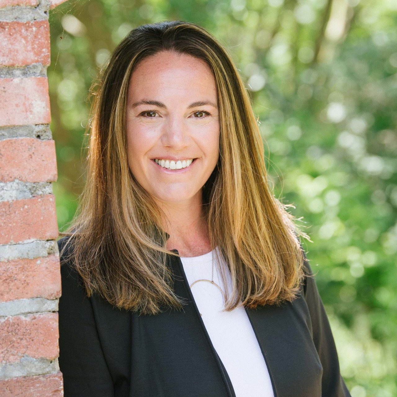 Lisa Lyons, VA Real Estate Agent Headshot