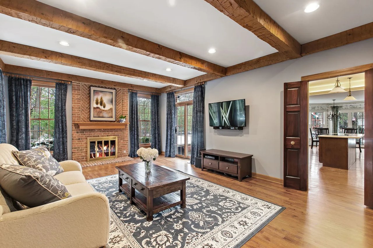1056 Sir William Ln