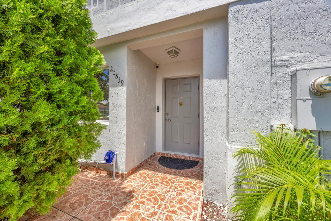 Lakefront Townhouse in Pembroke Pines