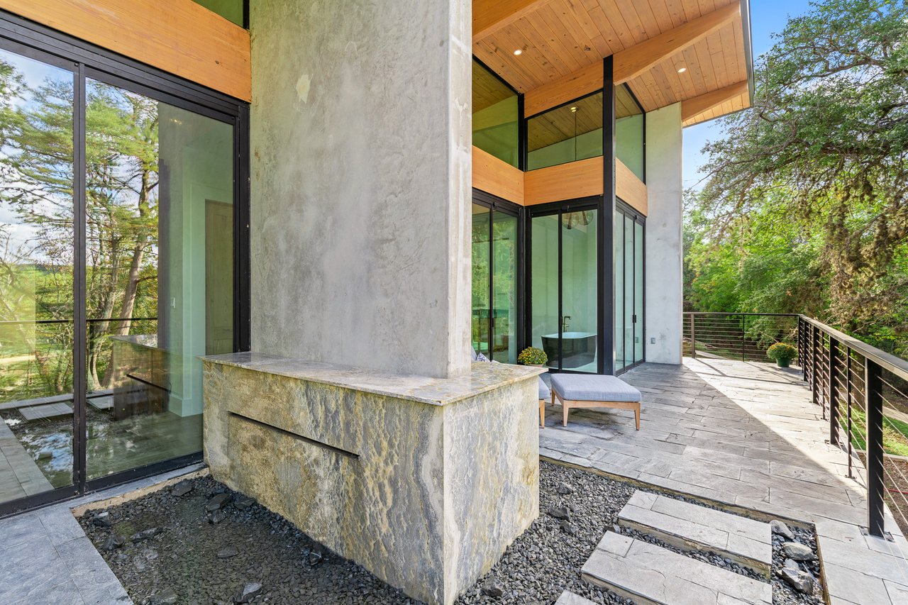 Hunt Waterfall River House