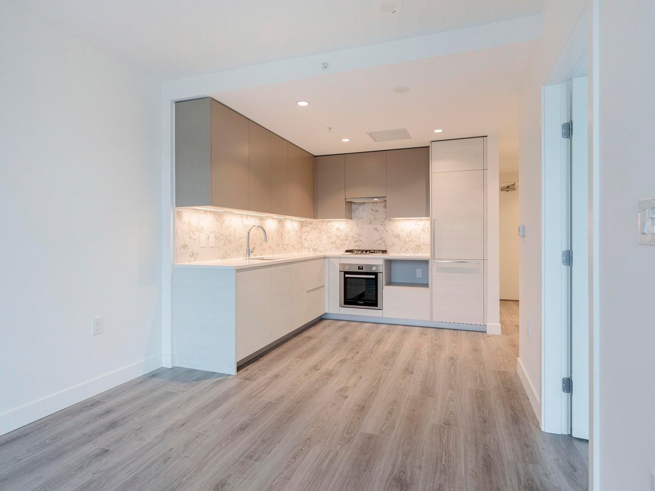 1106-8188 Fraser St
