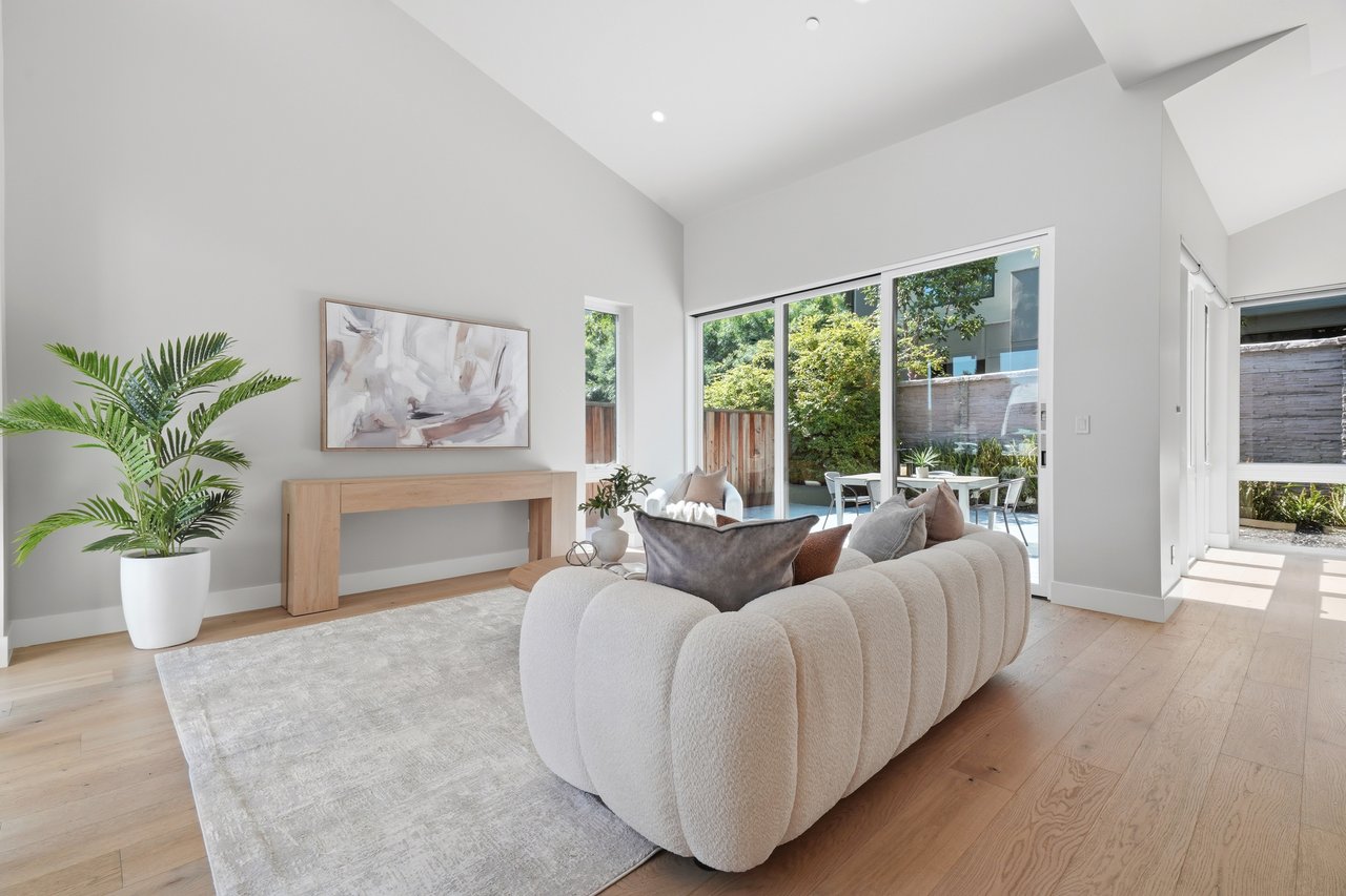 826 W Olive AVE