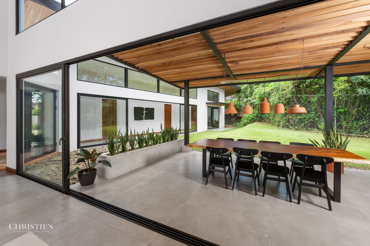 Casa Lola – Contemporary Beachside Oasis in Playa Grande