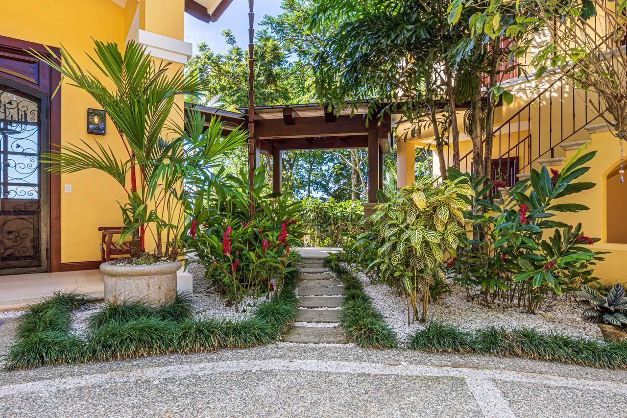 Nido Escondido, Playa Dominical