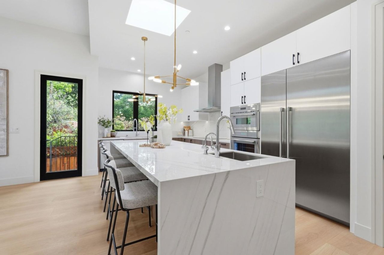 1084 Moffett Circle, Palo Alto, California 94303