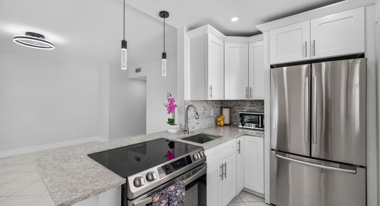 Renovated kitchen in a Pompano Beach condo leased by Michael Miguel Gómez