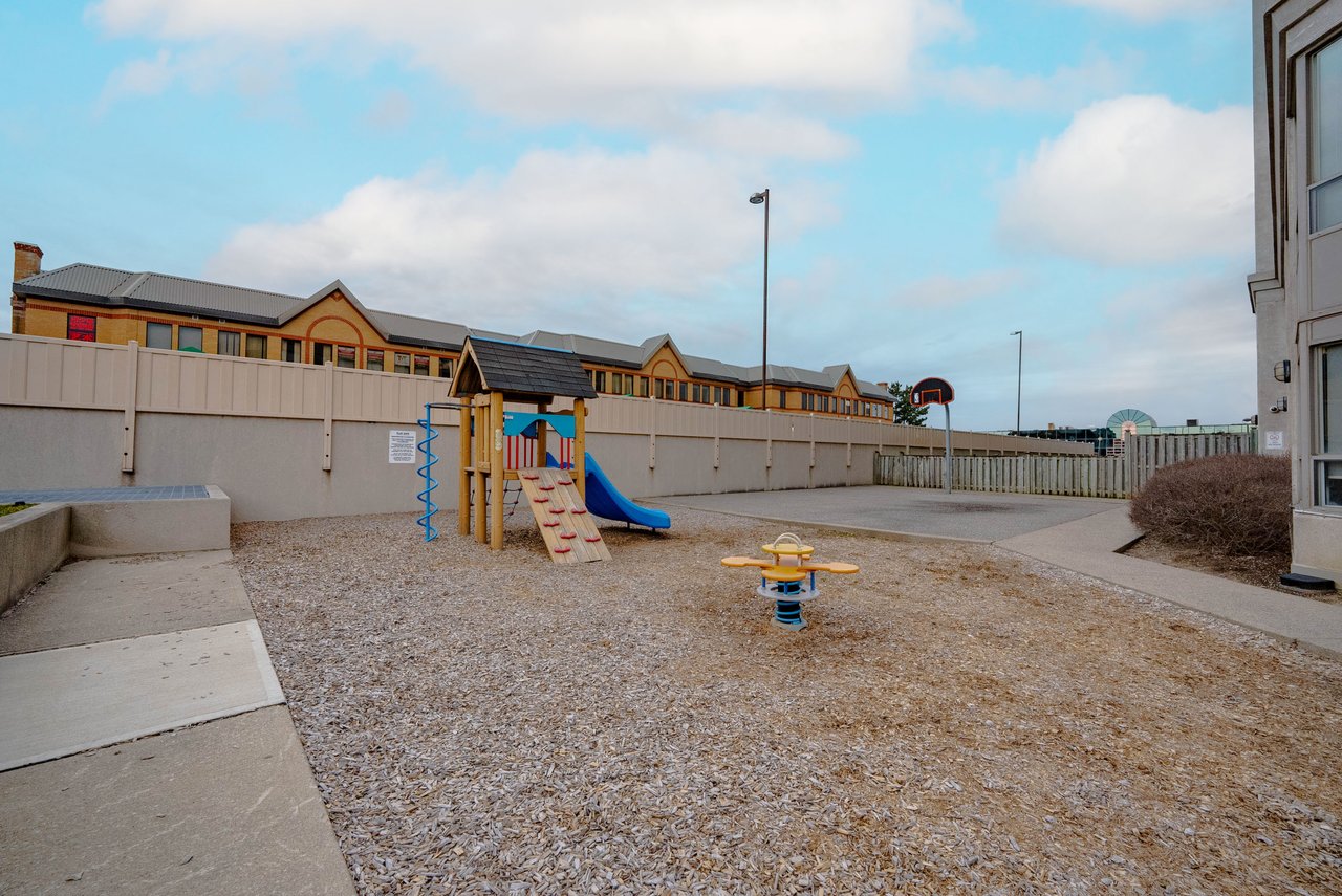 9015 Leslie Street, 807