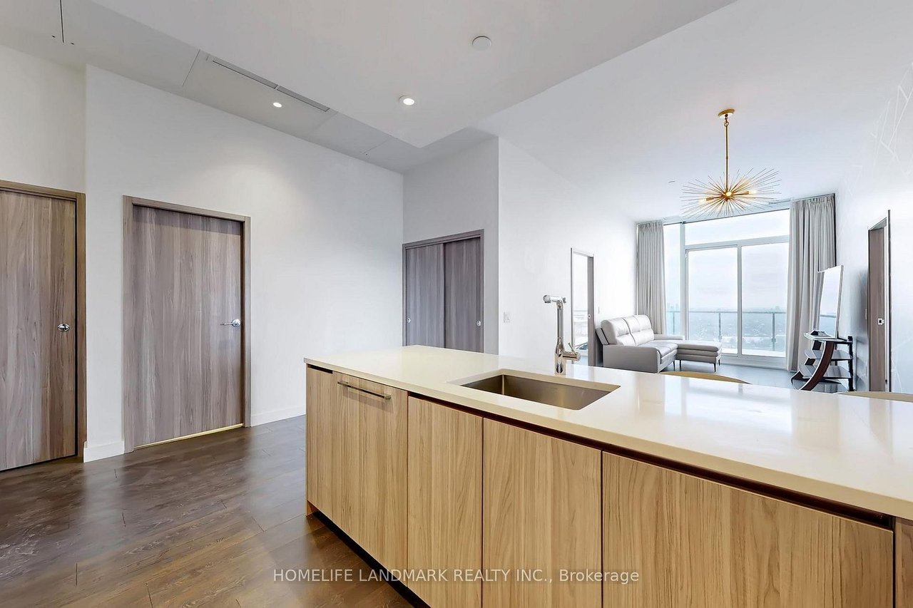 NORTH YORK'S PRESTIGIOUS COMMUNITY PENTHOUSE