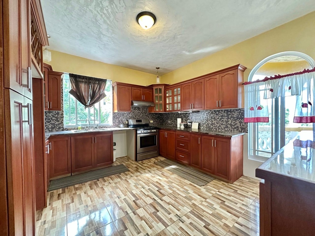 1047 Carrot Bay 3 Bedroom Apartment