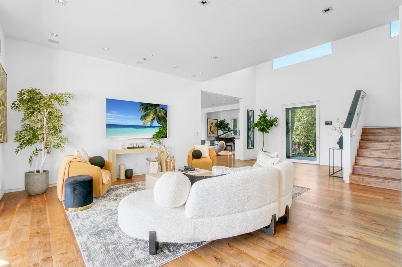 1116 Linda Flora Drive
