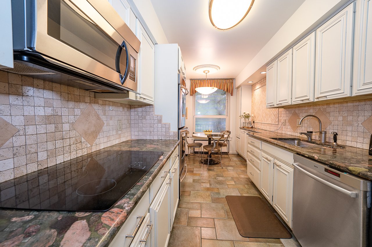 Price Improvement!!! Fab 3 bed 2.5 bath Main Line Condo