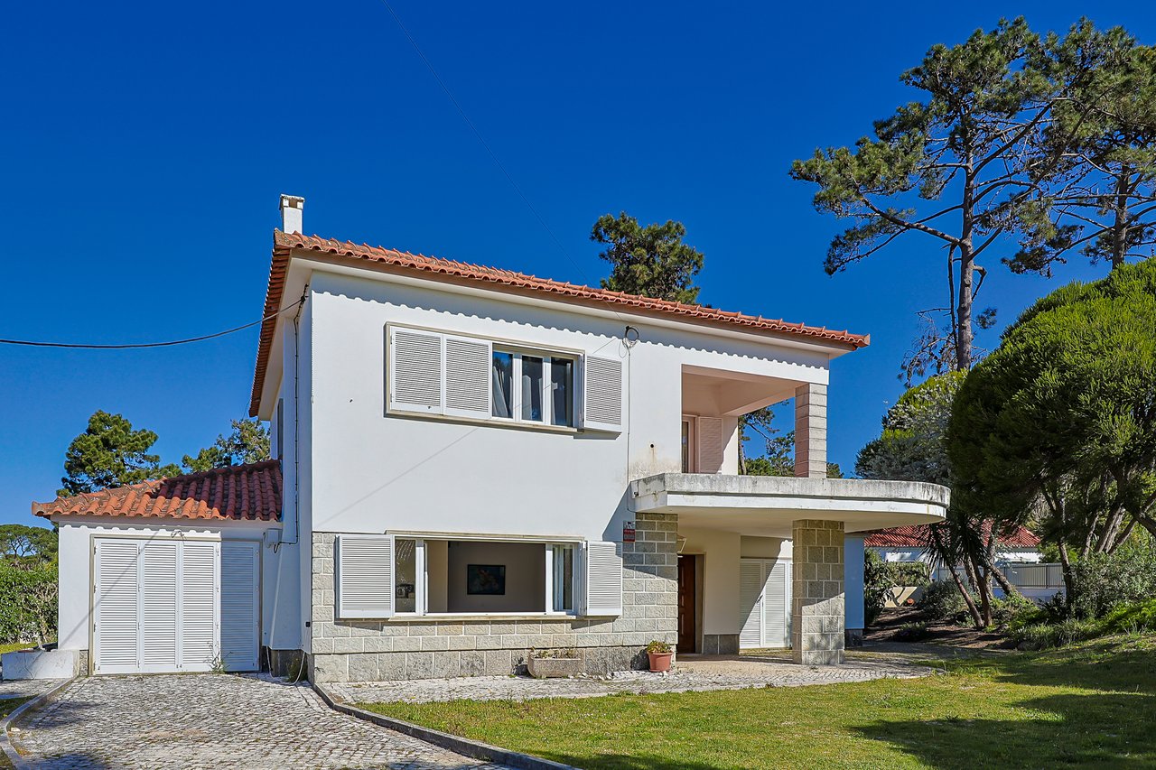 Spacious 5-Bedroom Villa with Expansive Garden Near Sintra in Colares