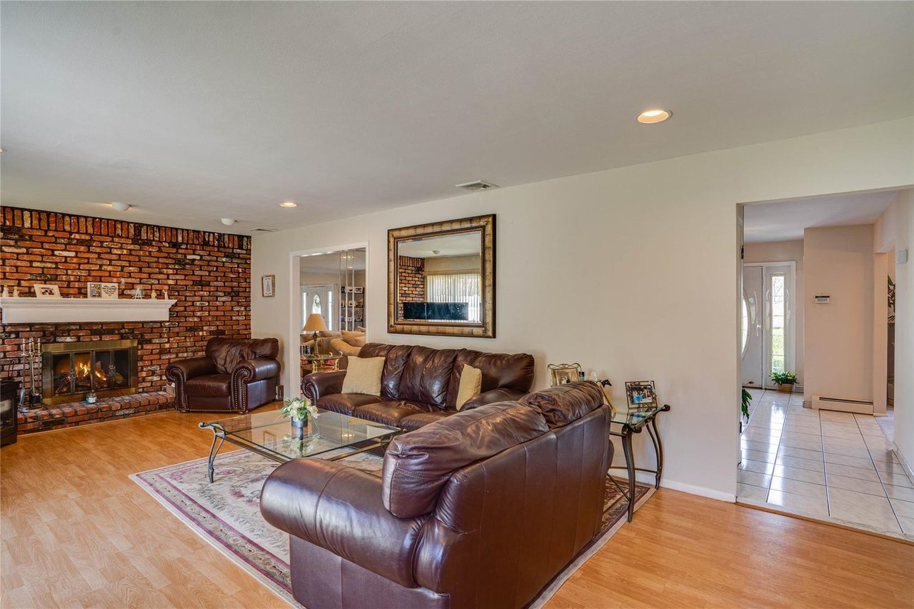 1 Stonehurst Ln