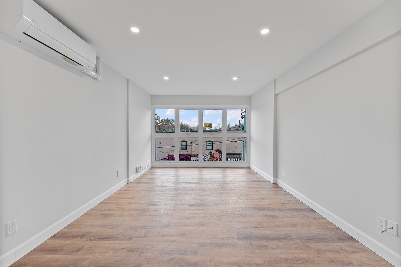 1328 Gerrard Street E 302