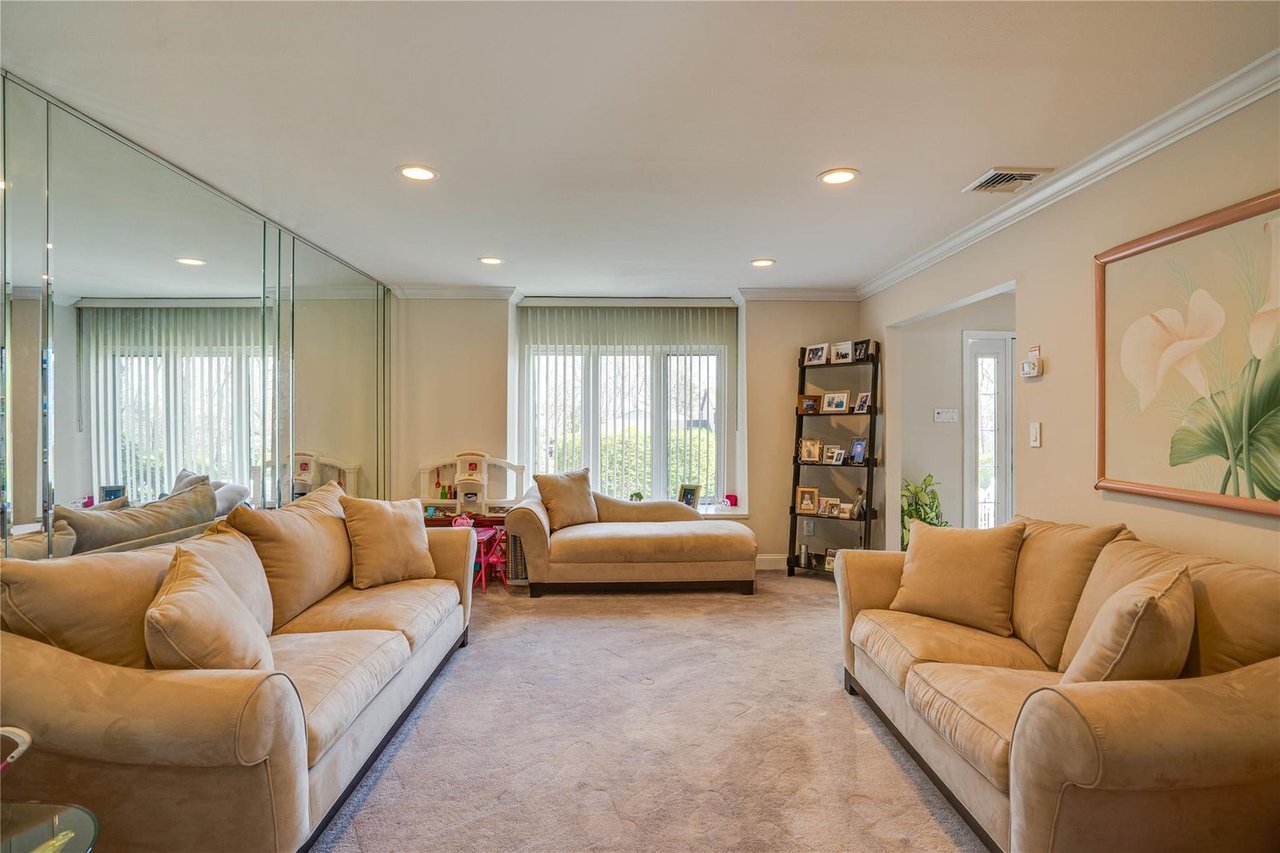 1 Stonehurst Ln