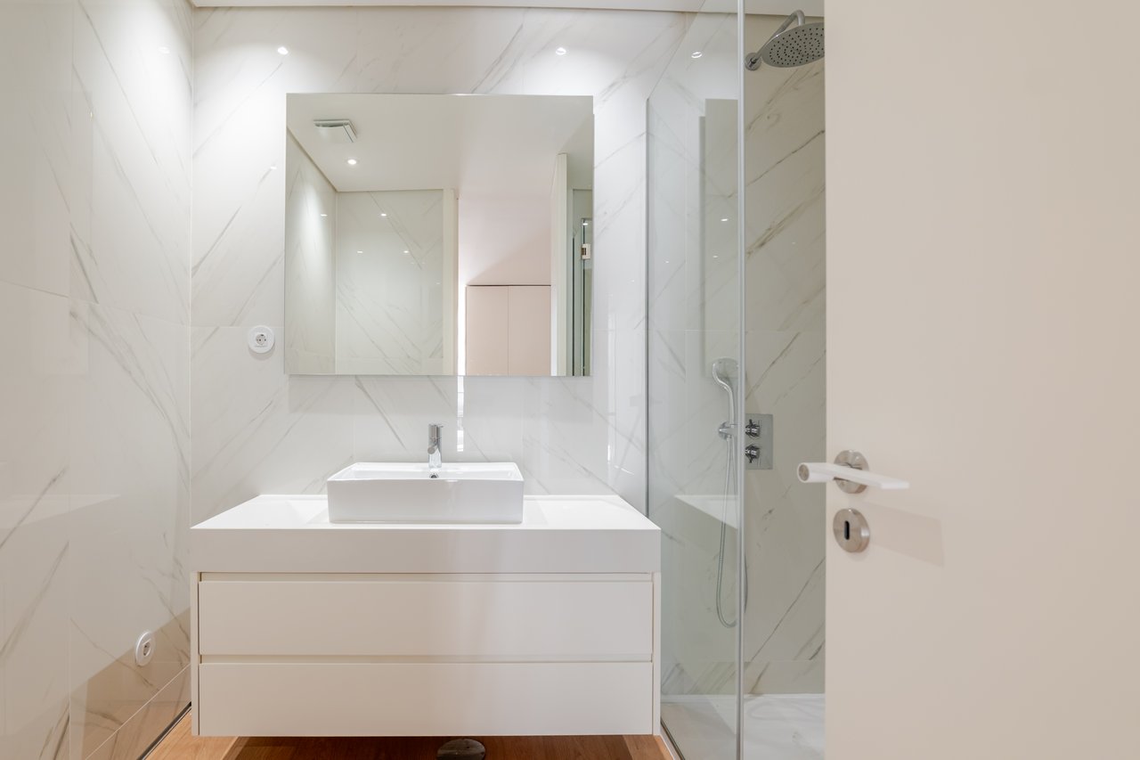 Elegant 1-Bedroom Apartment with Private Patio & Short-term Rental (AL) License in Porto’s Historic Core