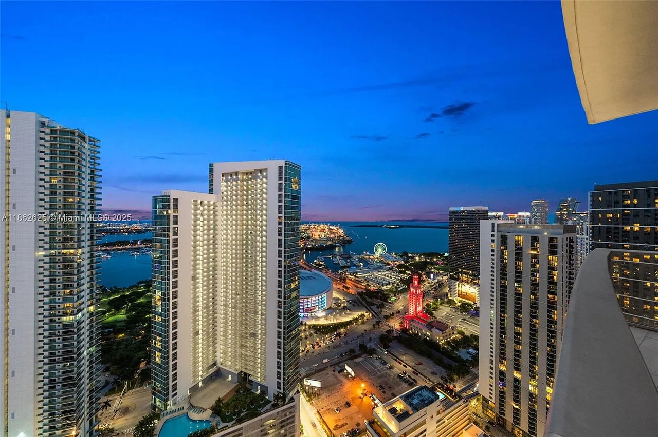 851 NE 1st Ave #4303