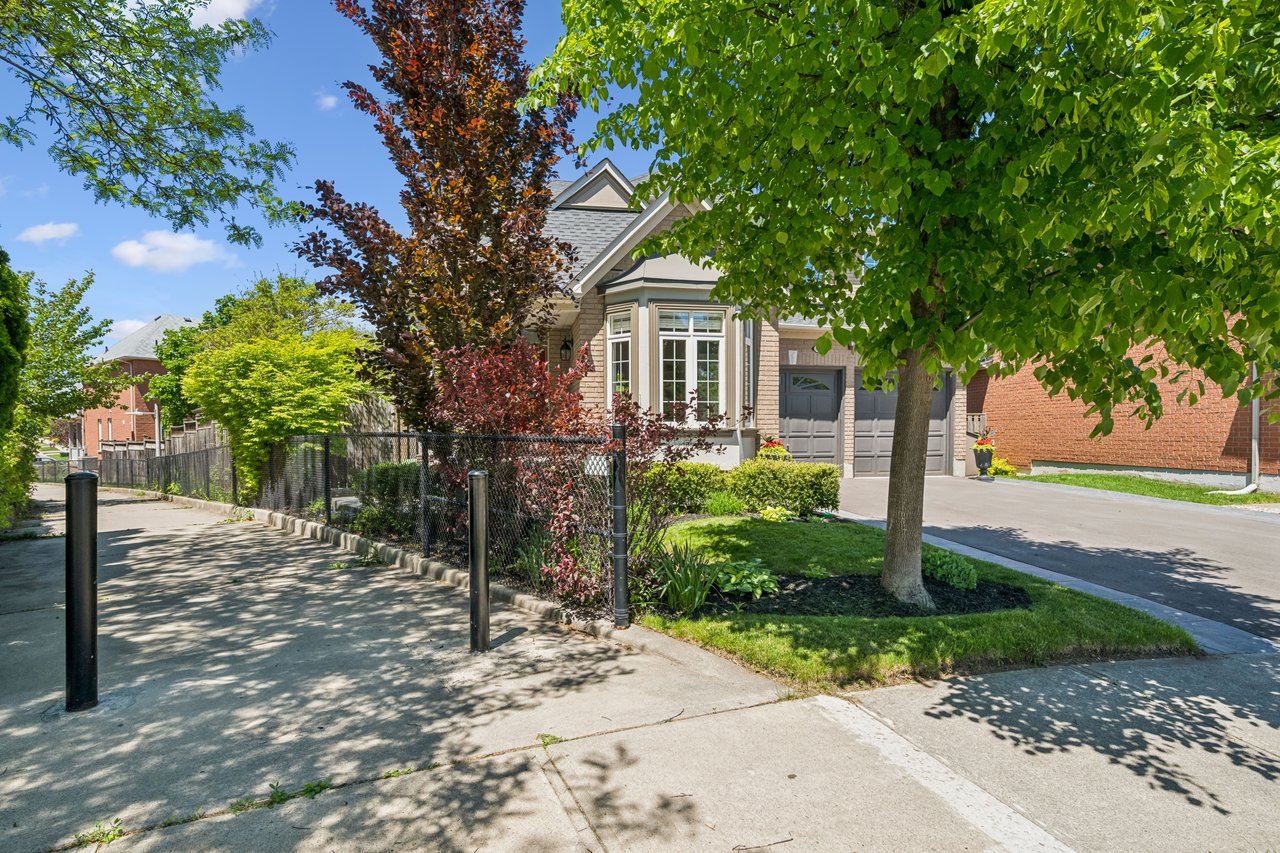 2283 Briargrove Circle, Oakville, ON