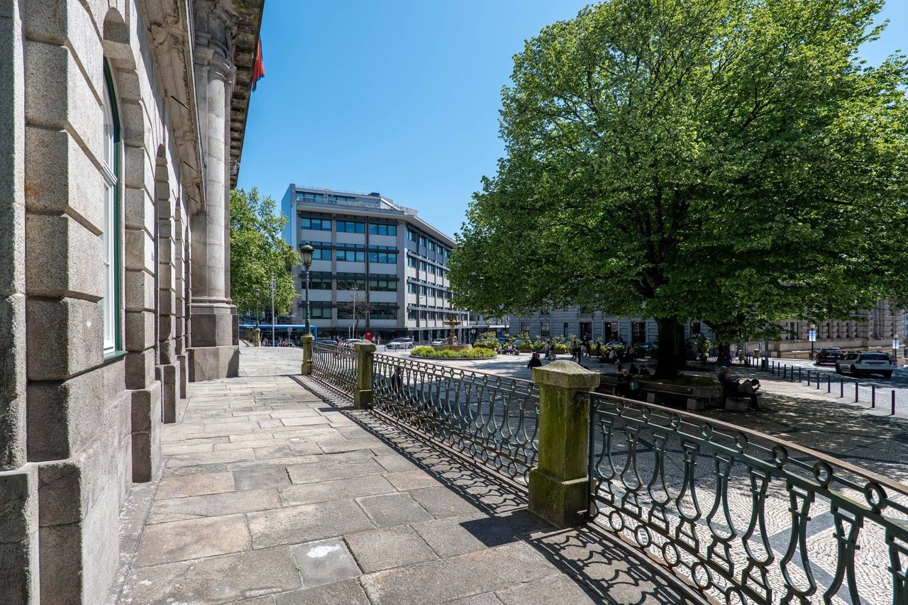Charming Commercial Space  with Terrace Overlooking Jardim da Trindade– Porto City Center