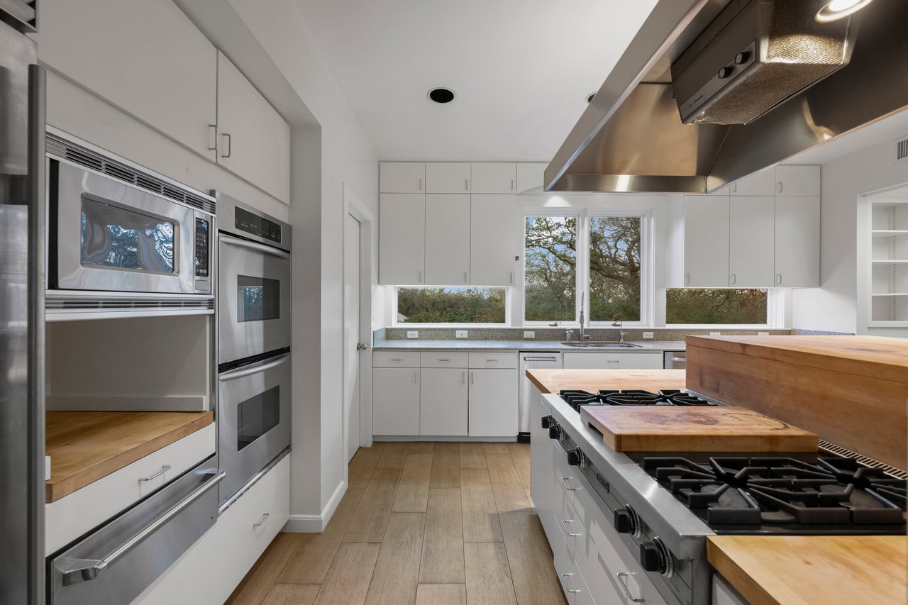 One of a Kind in West Lake Hills