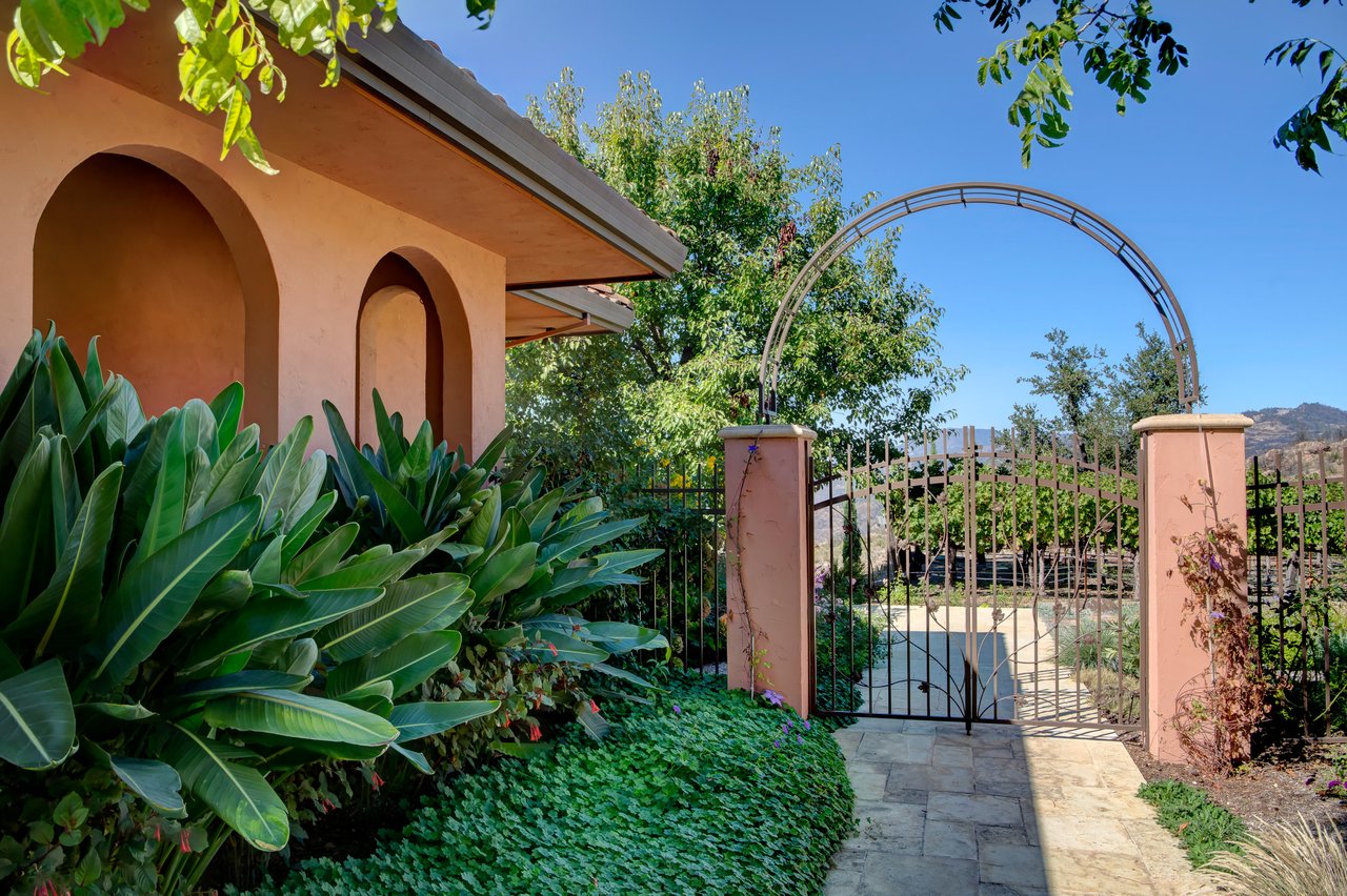 Luxurious Estate Above St. Helena