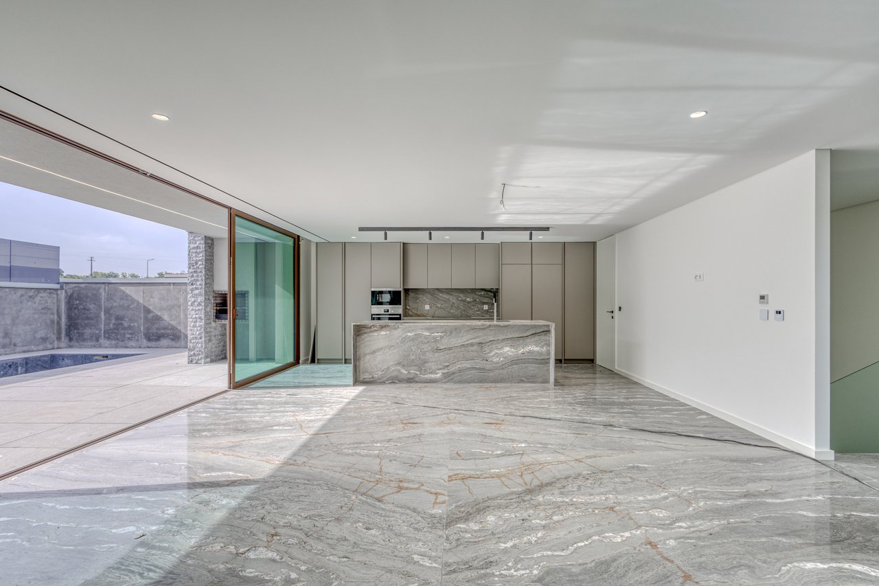 Contemporary 3-Bedroom Luxury Villa with Pool and Large Basement in Palmeira, Braga