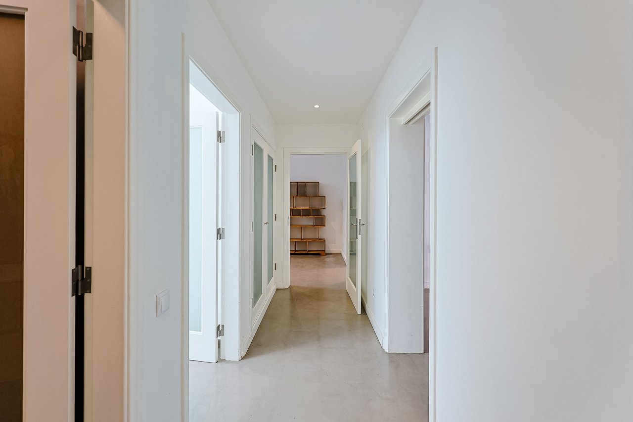 Stylish Renovated 5-Bedroom Villa with Pool in Monte Estoril’s Prestigious Avenida de Portugal
