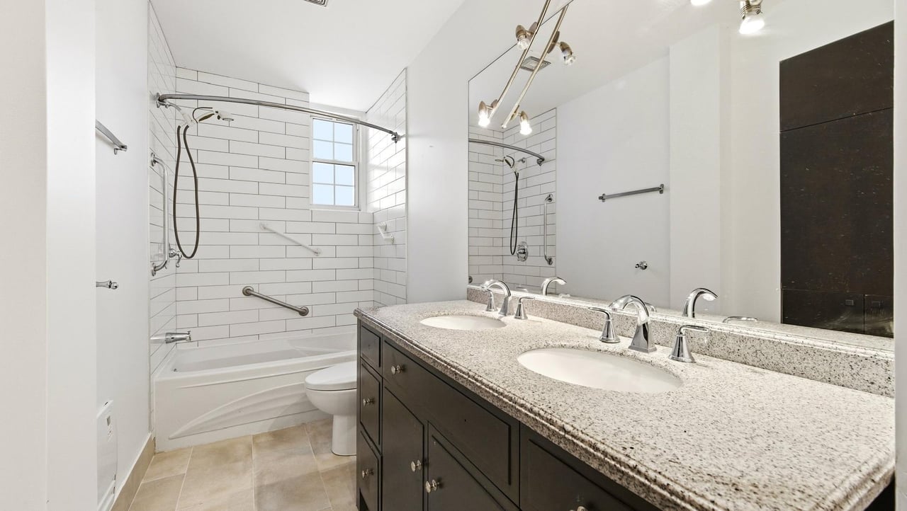 At the edge of Westmount | Corner unit with a view of Mount Royal