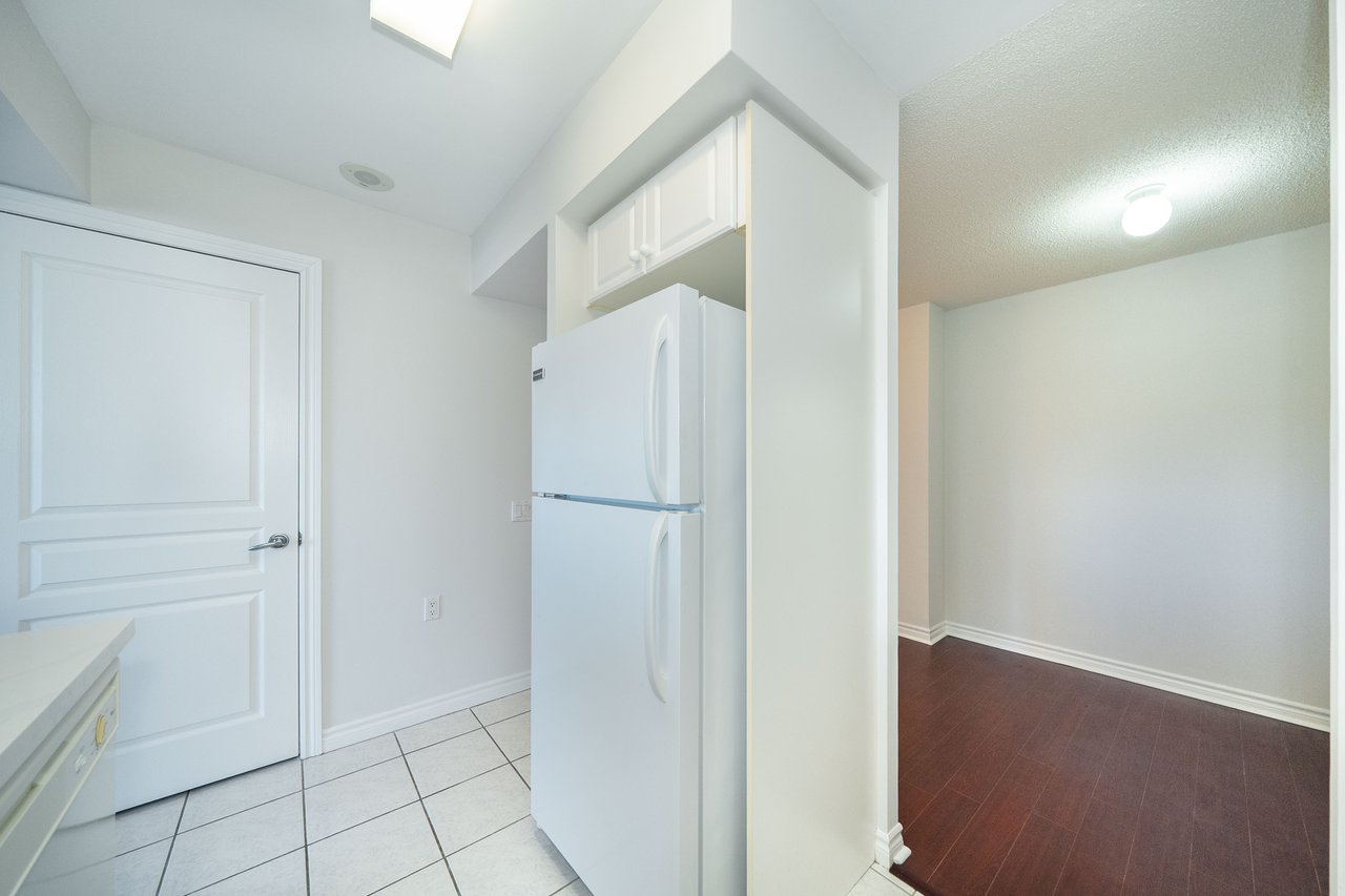 9015 Leslie Street, 807