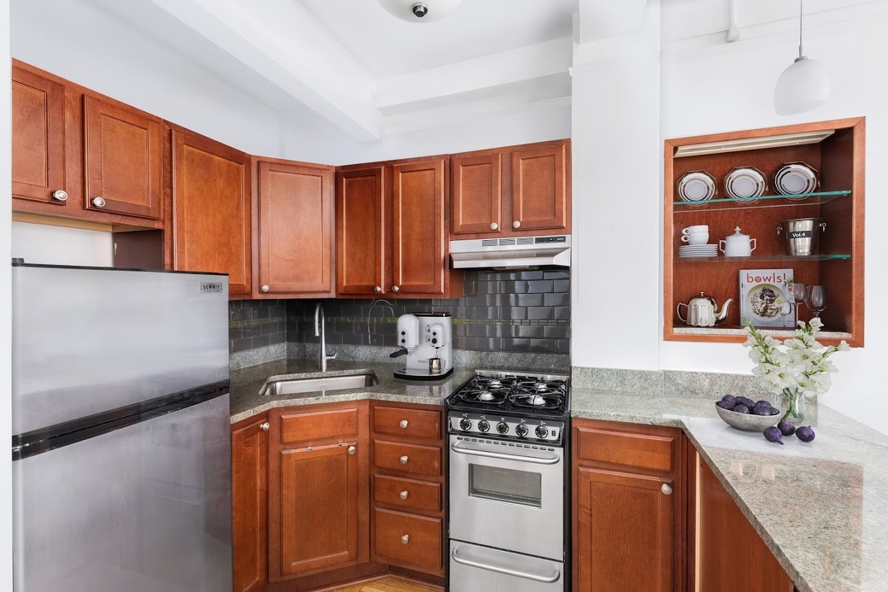 457 W 57th St #1616
