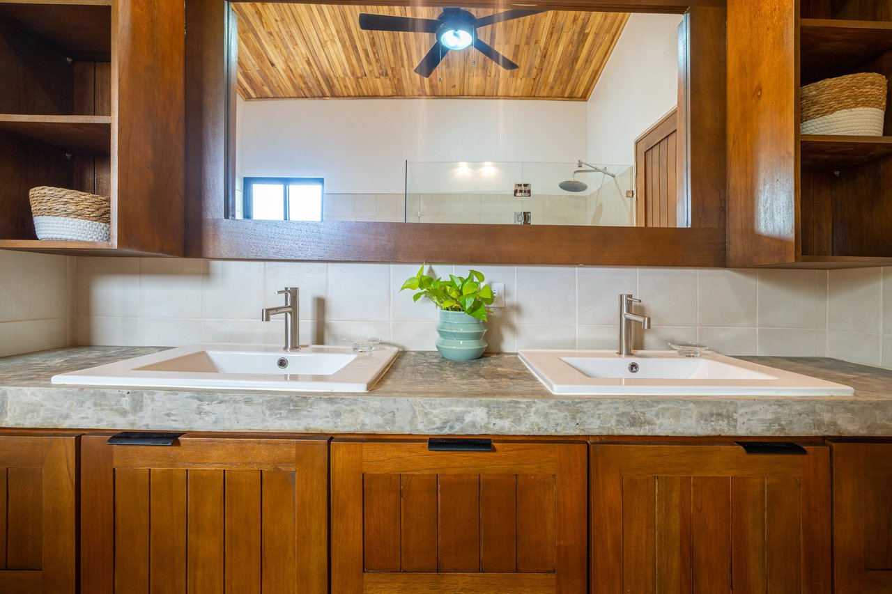 Uvita Tropical Urban Home, New Quality Build!